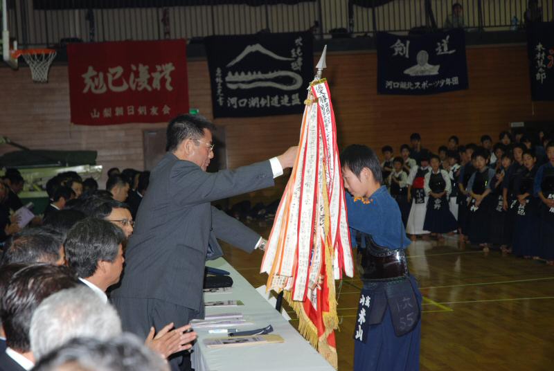 優勝旗返還