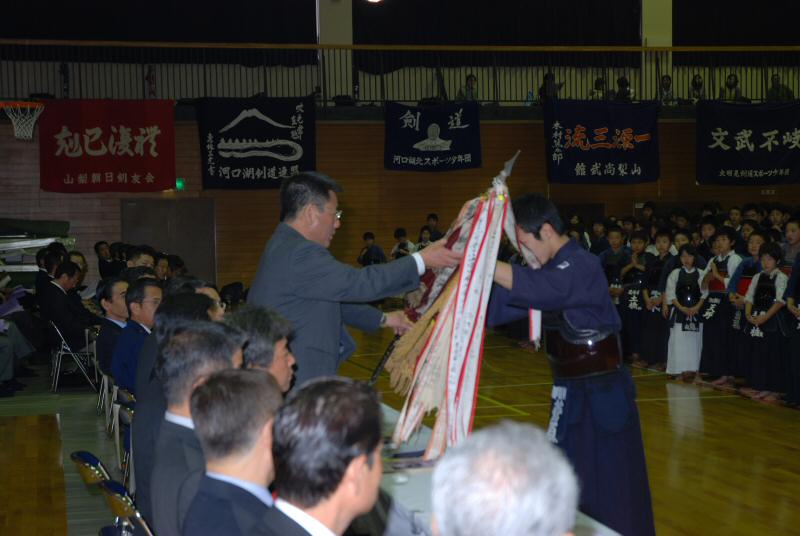 優勝旗返還